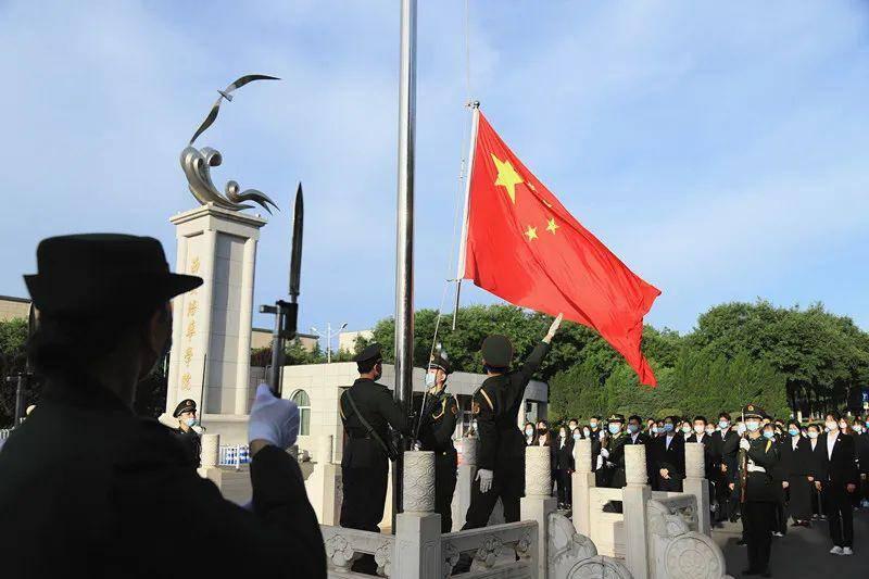 再读卡夫卡的《变形记》:权力的垄断与荒诞社会中的人性扭曲